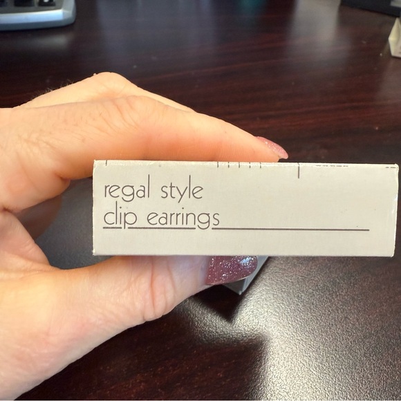 Avon “Regal Style” Blue and Silvertone clip Earrings NIB 1987 vintage - Picture 3 of 5